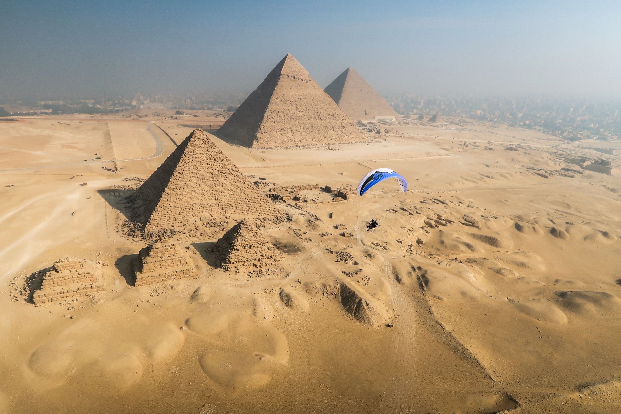 Nico Aubert flying over the Pyramids of Giza
